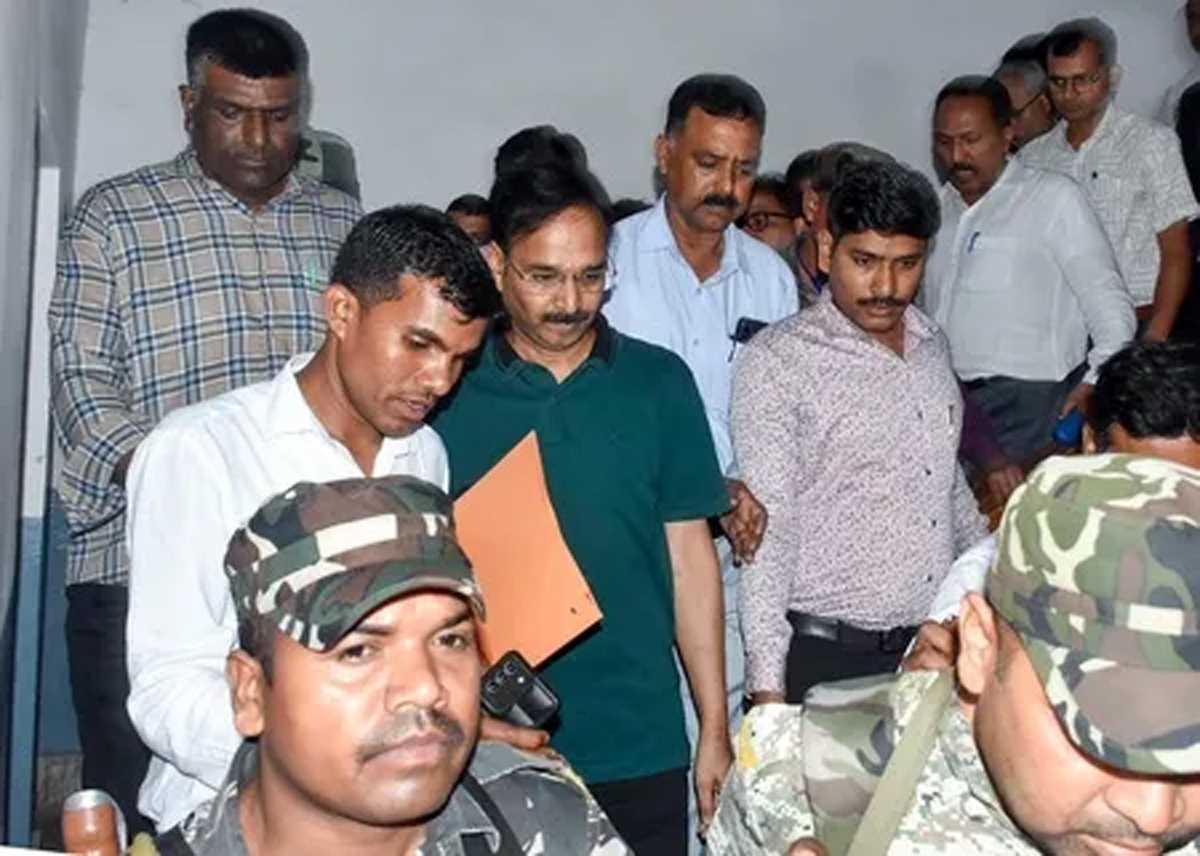 झारखंड शराब घोटाले में आईएएस विनय चौबे सहित चार अधिकारी सस्पेंड, एसीबी ने रिमांड पर लेकर शुरू की पूछताछ